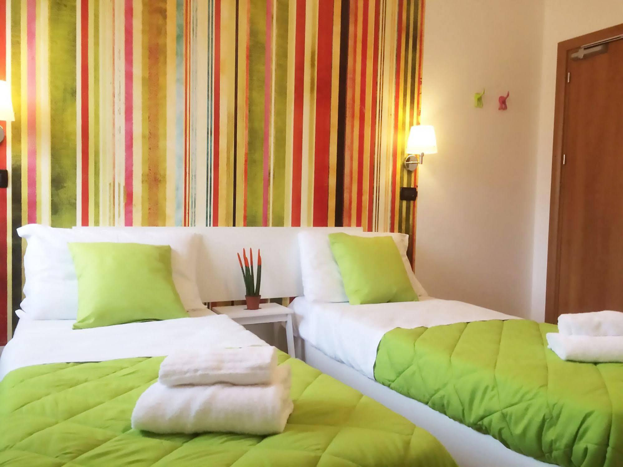 Lake Garda Hostel Salo Luaran gambar